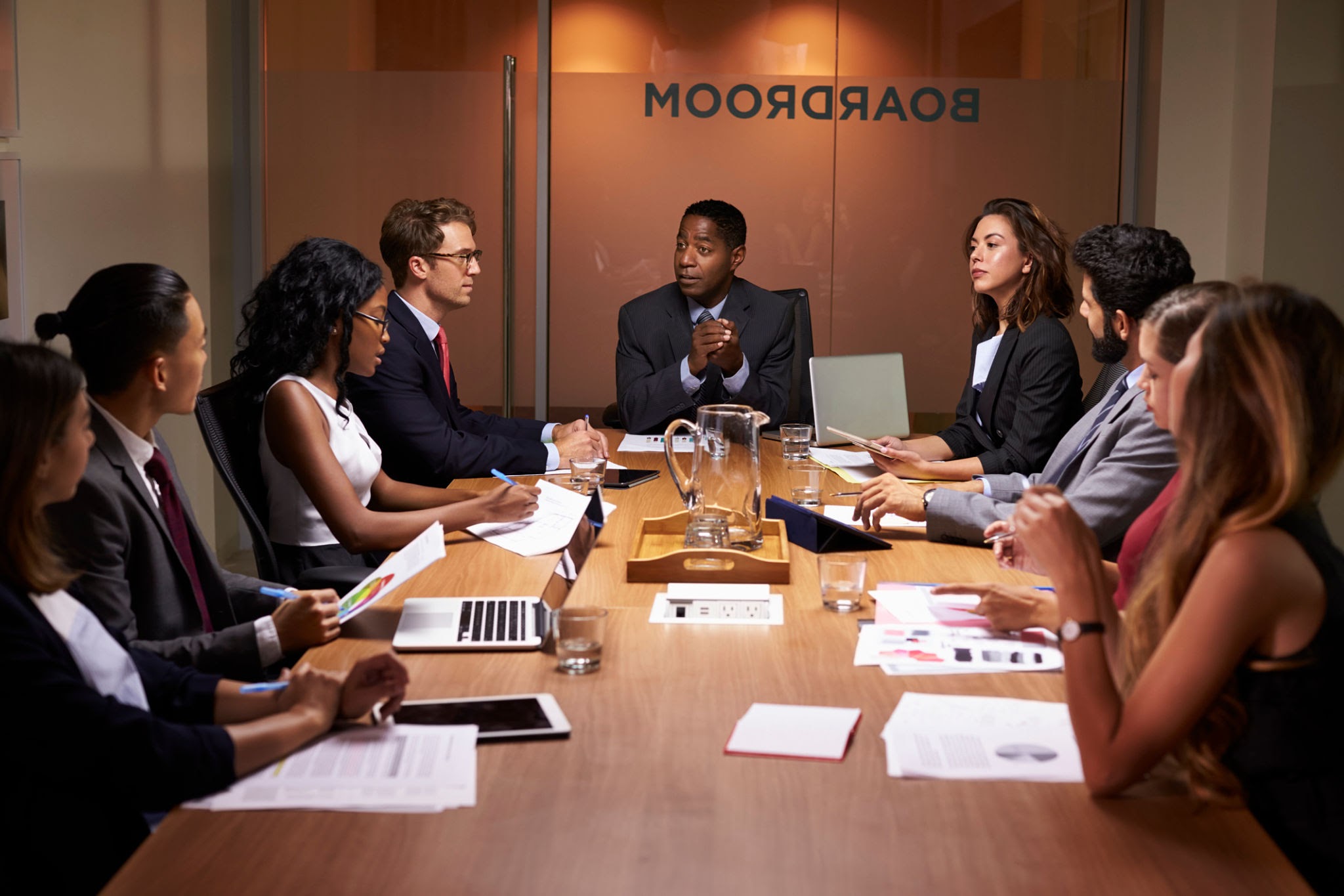 Executive boardroom risk assessment, gerada com IA