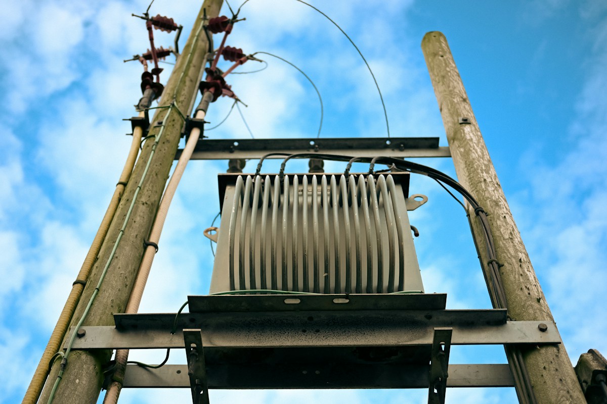 Grid-scale battery storage and hydrogen power installation
